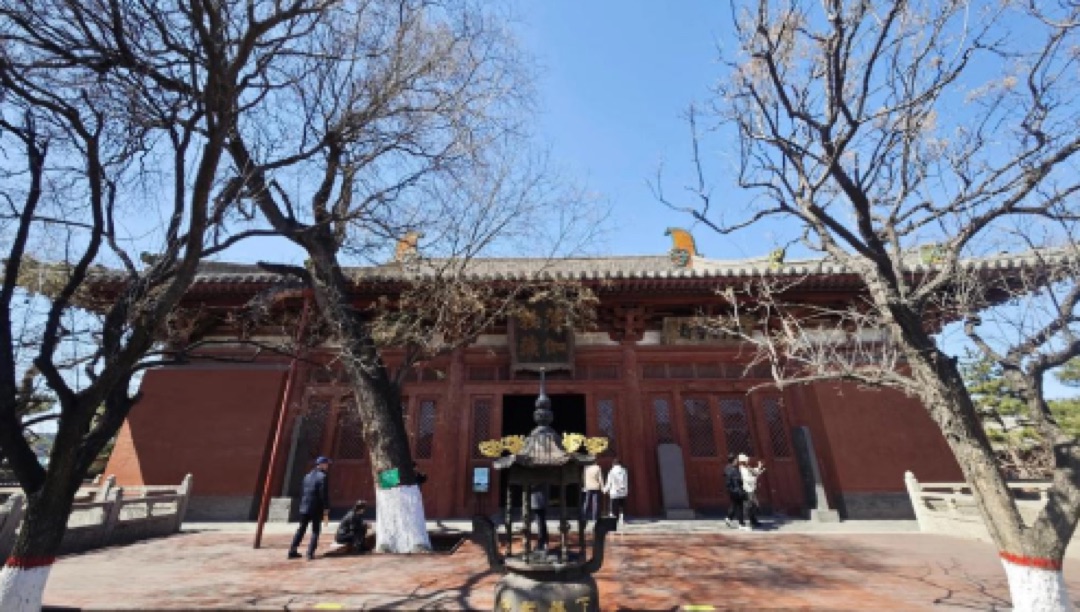 Huayan Temple courtyard